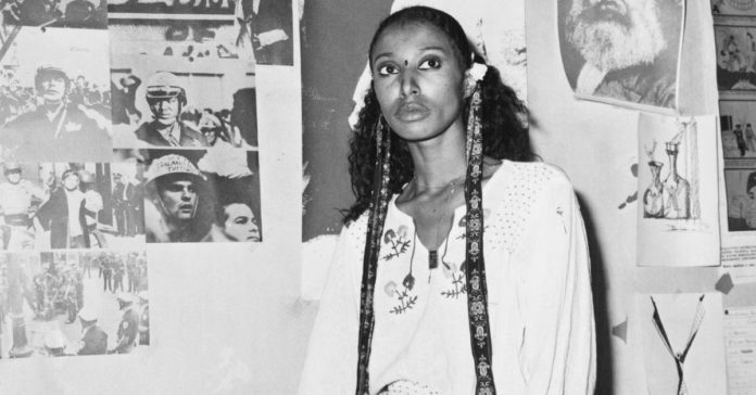 ドニャール・ルナの黒人としてのアイデンティティの回避は、ファッションの先駆者としての彼女の歴史に影響を与えた
