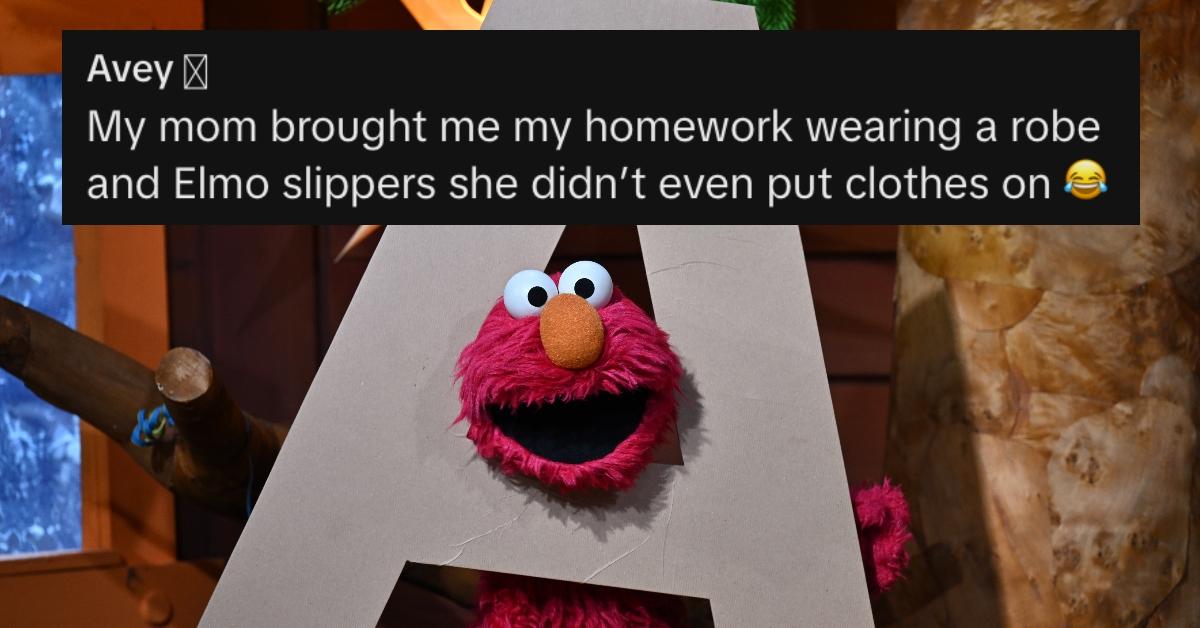 La mamma indossa il pigiama a scuola del figlio