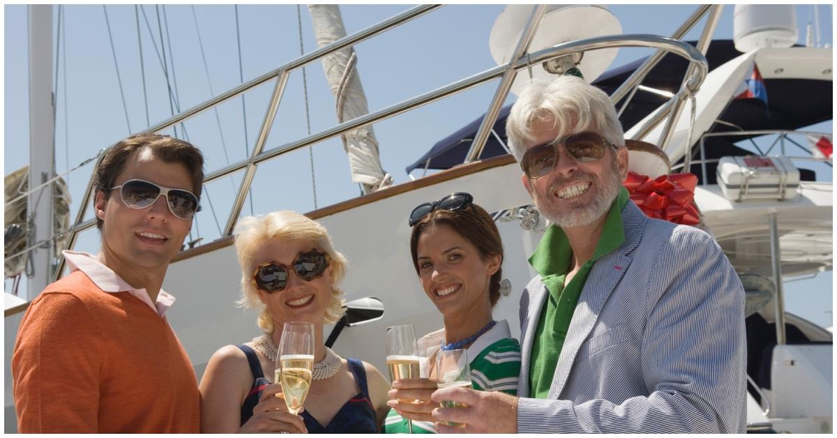 (a sinistra): un gruppo di persone che brindano con champagne su uno yacht