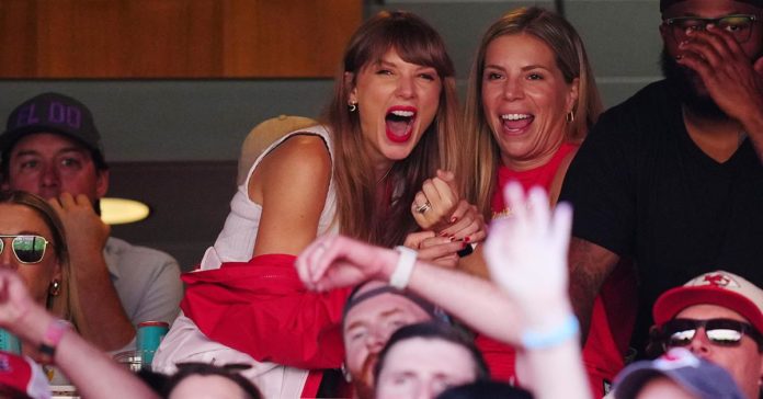 Fans kan inte få nog av Travis Kelce och Taylor Swifts förhållande – hur träffades de?
