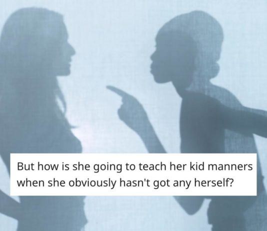 Mamma rimprovera una donna razzista per aver picchiato sua figlia "Odore terribile" Pranzo scolastico
