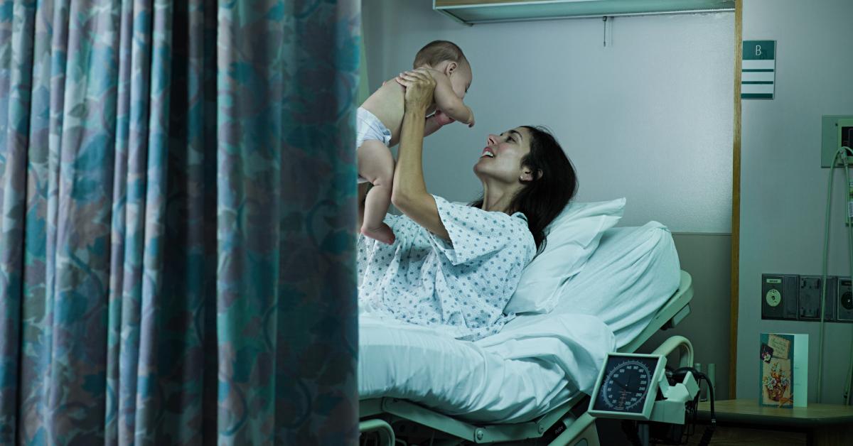 Una madre con il suo neonato in ospedale.