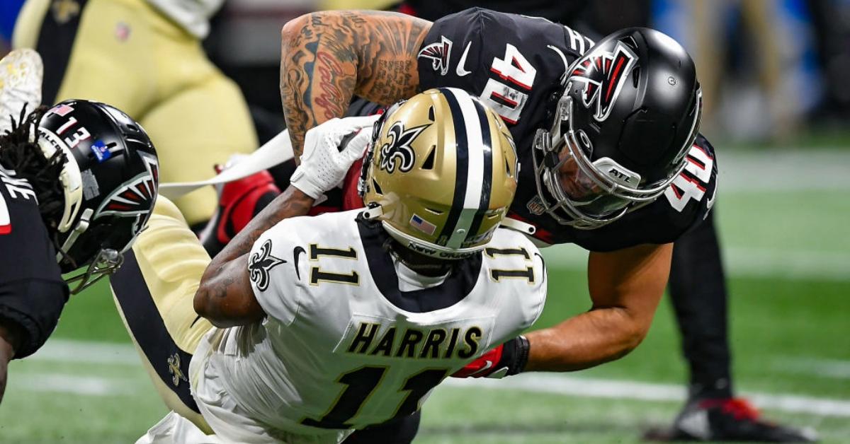 New Orleans Deonte Harris affrontato dal terzino di Atlanta Keith Smith durante un ritorno al punt durante la partita della NFL tra i New Orleans Saints e gli Atlanta Falcons il 9 gennaio 2022 al Mercedes-Benz Stadium di Atlanta, Georgia.