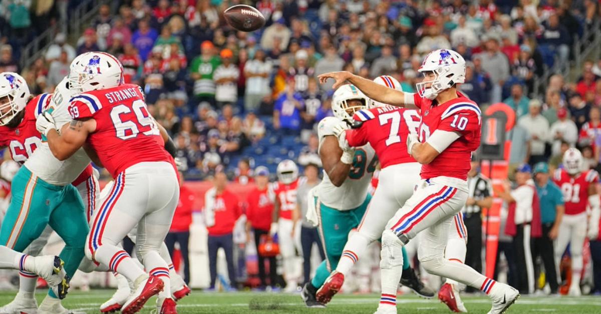 Le quarterback des New England Patriots Mac Jones (10) en action lance le football contre les Dolphins de Miami au stade Gillette.  Foxborough, MA 9172023.