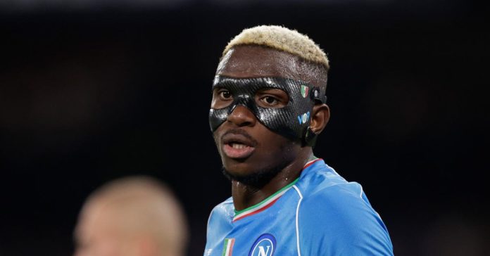 La star du football Victor Osimhen porte un masque pendant les matchs après une blessure à la tête
