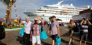 Ein Kreuzfahrtschiff von Carnival Paradise ließ Passagiere am Dock zurück, als sie an Bord rannten
