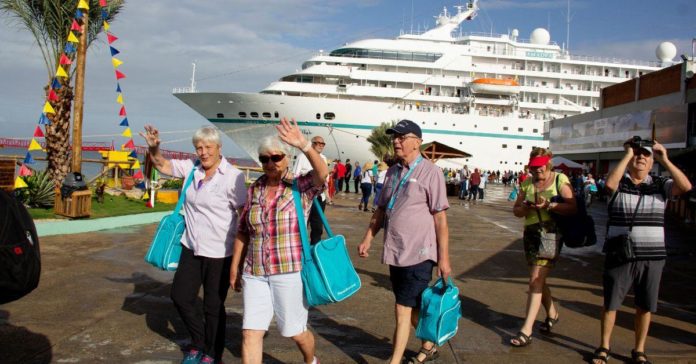 Ein Kreuzfahrtschiff von Carnival Paradise ließ Passagiere am Dock zurück, als sie an Bord rannten
