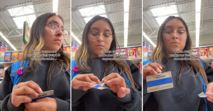 "Verden er skræmmende" — Walmart-medarbejder fjerner hendes navnemærke, når kunder gør hende utilpas
