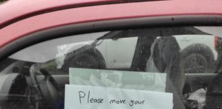 車の所有者が車を移動するために車両に消極的で攻撃的な文字を見つけ、自分のメモで応答
