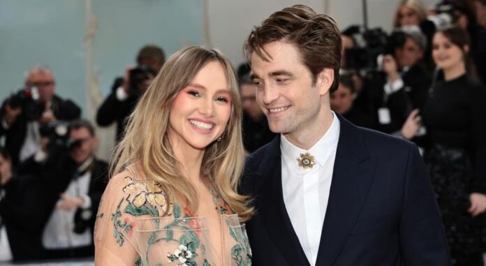  Ryktena är sanna - Robert Pattinson och Suki Waterhouse är förlovade!  Relationstidslinje
