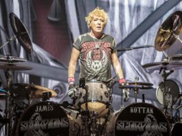 Den tidligere Scorpions-trommeslager James Kottak er død som 61-årig, og fans vil have svar
