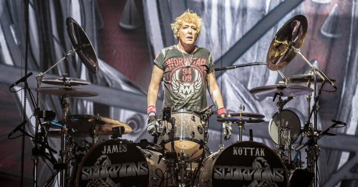 Den tidligere Scorpions-trommeslager James Kottak er død som 61-årig, og fans vil have svar
