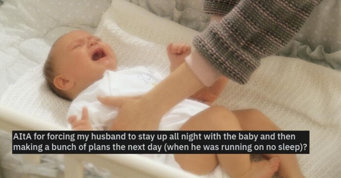 Donna costringe il marito a stare sveglio con il neonato in modo che possa sperimentare in prima persona la privazione del sonno
