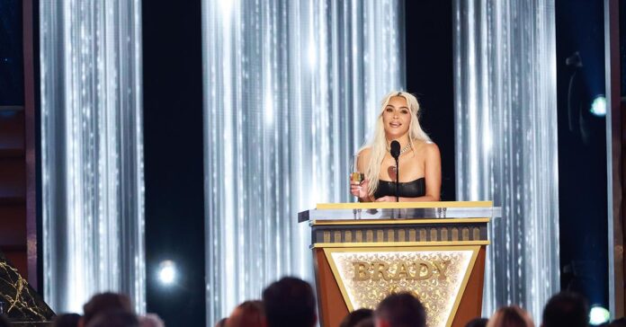 Kim Kardashian fick några ovälkomna buningar på Tom Brady Roast
