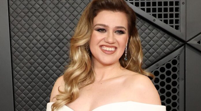 Kelly Clarkson a parlé de prendre des médicaments pour perdre du poids
